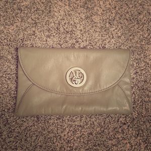 🛍 2/$15 NWOT American Eagle Clutch